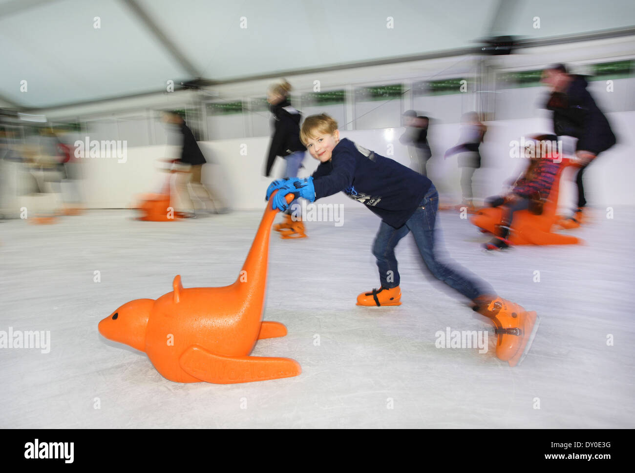 Le persone che si godono il natale pista di pattinaggio sul ghiaccio in Aberdeen, Scozia, Regno Unito Foto Stock