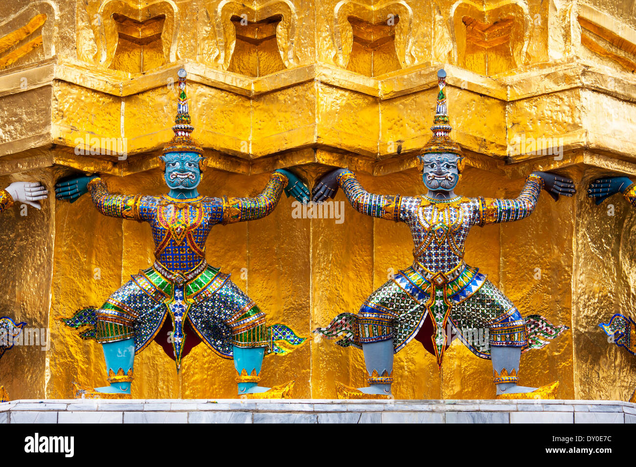 Le statue di Demon - tutori (Gigante) protetto golden pagoda nel Tempio del Buddha di Smeraldo (Wat Phra Kaeo) Grand Palace , Divieto Foto Stock