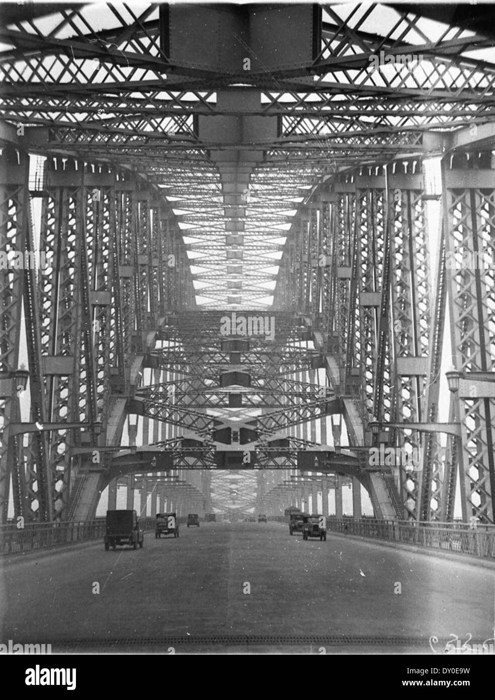 Questa iconica fotografia del 20 marzo 1932 cattura alcuni dei primi veicoli che attraversano il Sydney Harbour Bridge di recente apertura. L'immagine segna un momento storico nelle infrastrutture e nei trasporti australiani. Foto Stock