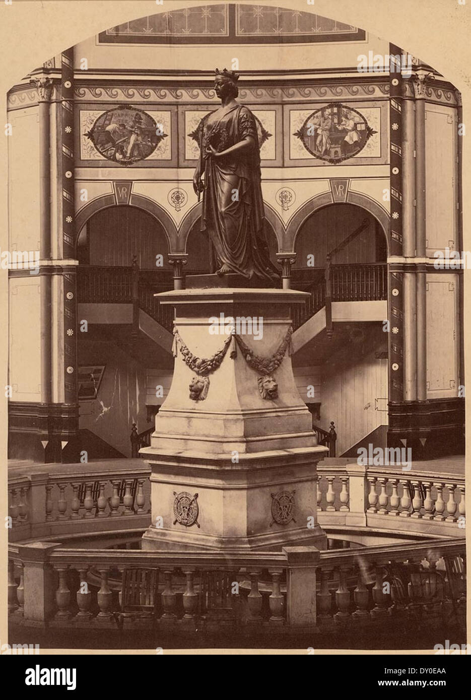 Queens statua, Garden Palace Edificio, Sydney, tra 1879-1882 / [NSW Governo stampante?] Foto Stock