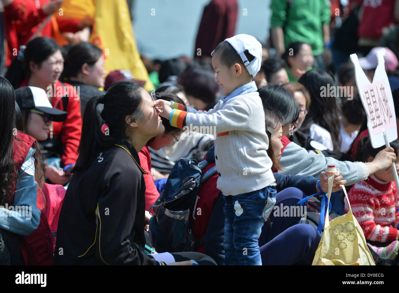 Nanjing, cinese della provincia di Jiangsu. 2 Apr 2014. Un ragazzo autistico interagisce con un asilo nido istruttore durante un bambino benessere evento in Nanjing, a est della capitale cinese della provincia di Jiangsu, 2 aprile 2014. Il caso di mercoledì è stato organizzato da un locale per i bambini del centro di formazione per contrassegnare il settimo mondiale autismo Giornata di sensibilizzazione. Gli organizzatori hanno tenuto una serie di attività interattive nelle speranze di elevare la preoccupazione sociale per i bambini con autismo. © Shen Peng/Xinhua/Alamy Live News Foto Stock