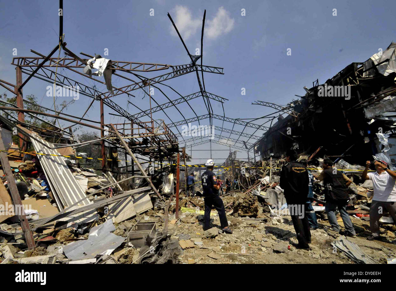 Bangkok, Tailandia. 2 Apr 2014. Le persone si radunano presso il sito blast a un metallo di scarto in magazzino il Bang Khen distretto a Bangkok, Thailandia, 2 aprile 2014. Una bomba è creduto di essere dalla II guerra mondiale periodo esplosa nella capitale thailandese Bangkok Mercoledì, lasciando almeno 7 morti e 19 altri feriti. Il 225-chilogrammo bomba è esplosa quando un lavoratore a un metallo di scarto in magazzino il Bang Khen distretto ha tentato di tagliarlo aperto, che presumibilmente non ha capito che era una bomba. Credito: Rachen Sageamsak/Xinhua/Alamy Live News Foto Stock