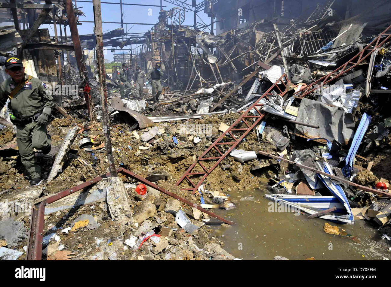 Bangkok, Tailandia. 2 Apr 2014. Polizia tailandese l'eliminazione degli ordigni esplosivi (EOD) membri controllare il sito blast a un metallo di scarto in magazzino il Bang Khen distretto a Bangkok, Thailandia, 2 aprile 2014. Una bomba è creduto di essere dalla II guerra mondiale periodo esplosa nella capitale thailandese Bangkok Mercoledì, lasciando almeno 7 morti e 19 altri feriti. Il 225-chilogrammo bomba è esplosa quando un lavoratore a un metallo di scarto in magazzino il Bang Khen distretto ha tentato di tagliarlo aperto, che presumibilmente non ha capito che era una bomba. Credito: Rachen Sageamsak/Xinhua/Alamy Live News Foto Stock