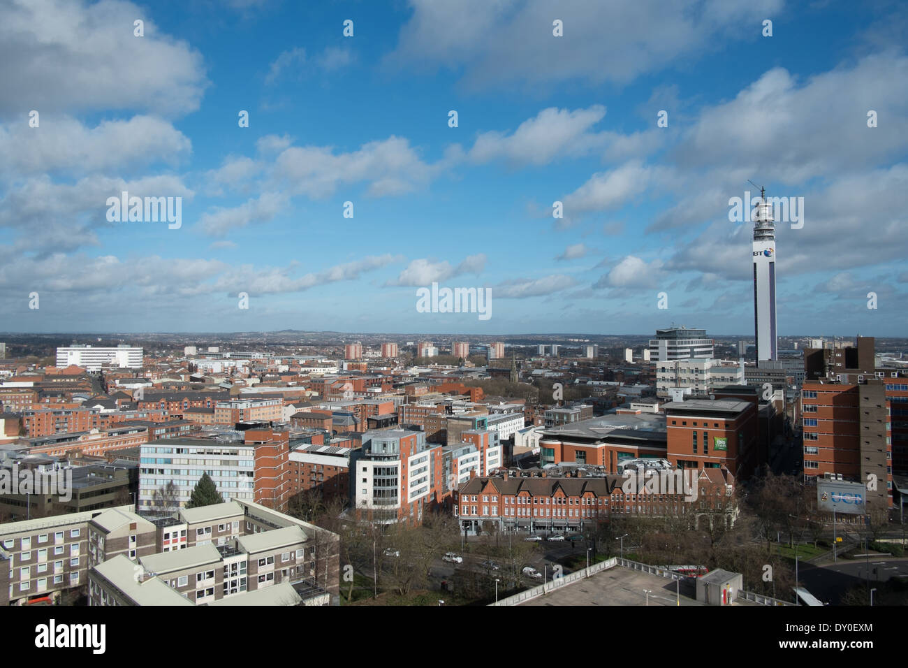 Birmingham business district con BT Tower e edilizia sociale in Inghilterra Foto Stock
