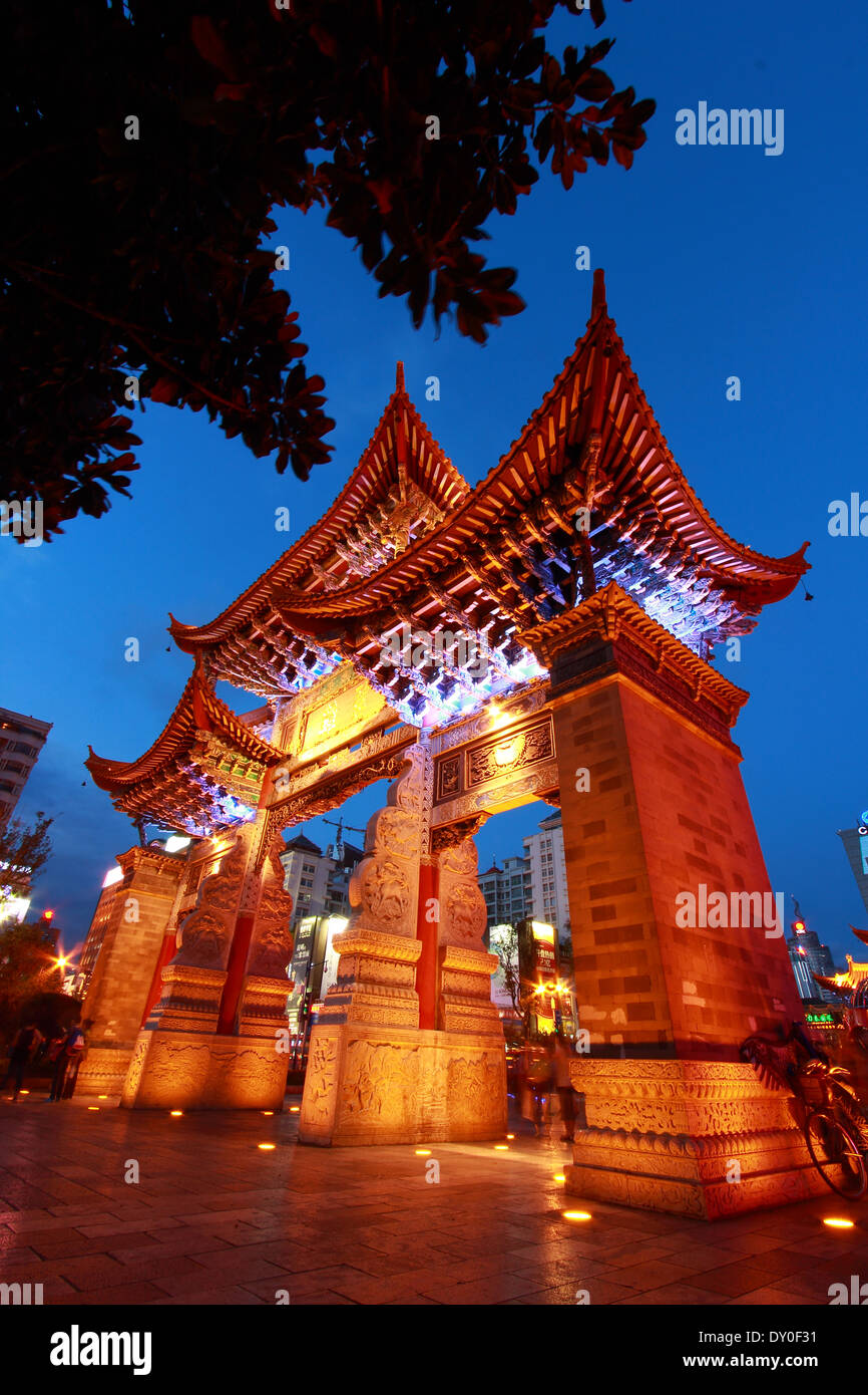 Golden Horse Jade gate di pollo come un punto di riferimento della città di Kunming Cina Foto Stock