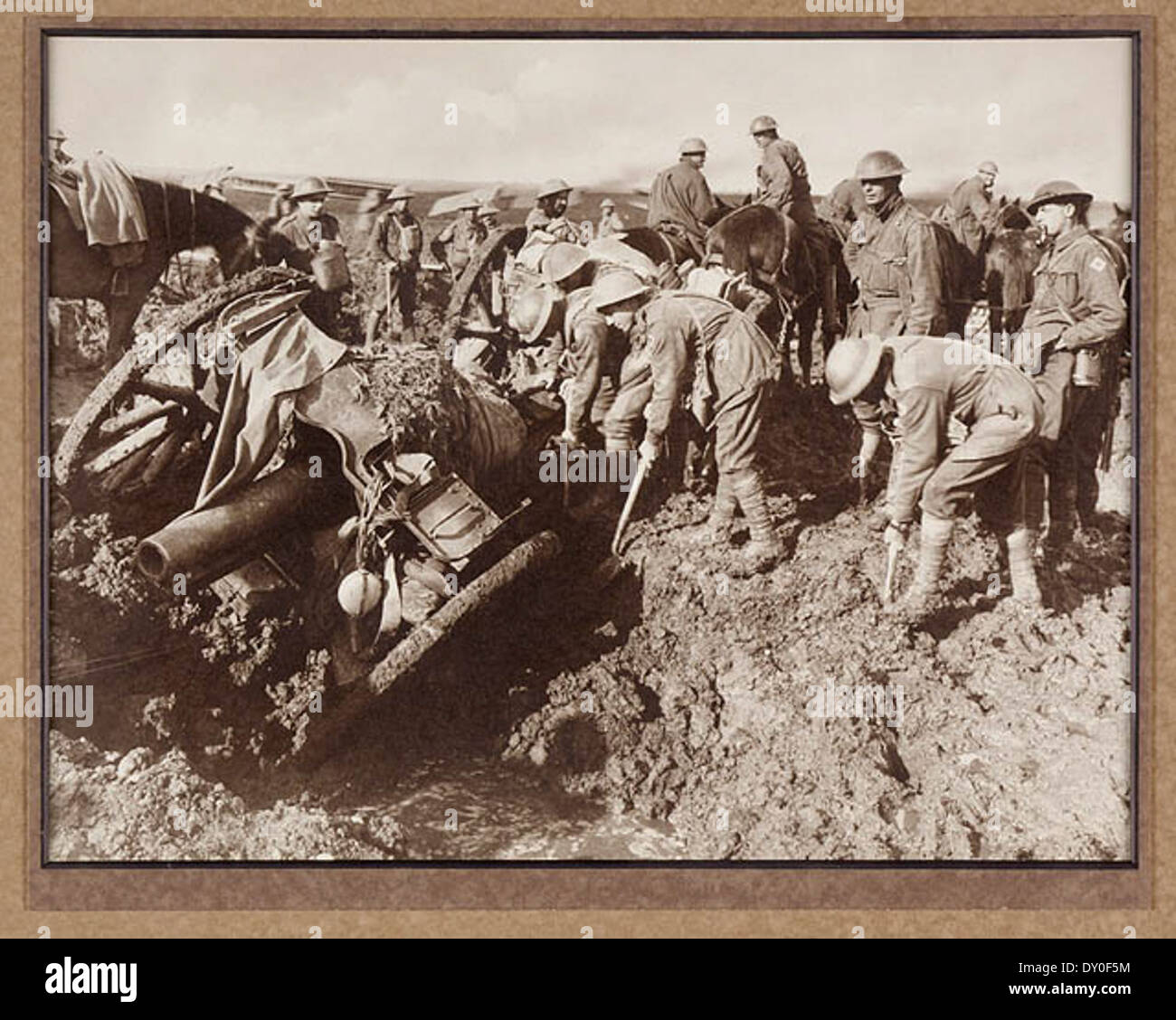 Questa immagine mostra i pionieri australiani che recuperano un cannone da 4,5 obici durante la prima guerra mondiale. La fotografia riflette le condizioni difficili affrontate dai soldati mentre recuperavano l'artiglieria dopo le battaglie, forse durante la campagna di Gallipoli. Foto Stock