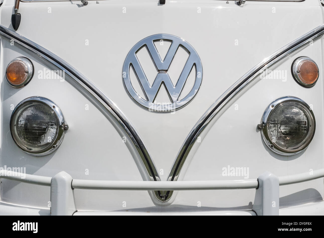 White Volkswagen camper van Foto Stock