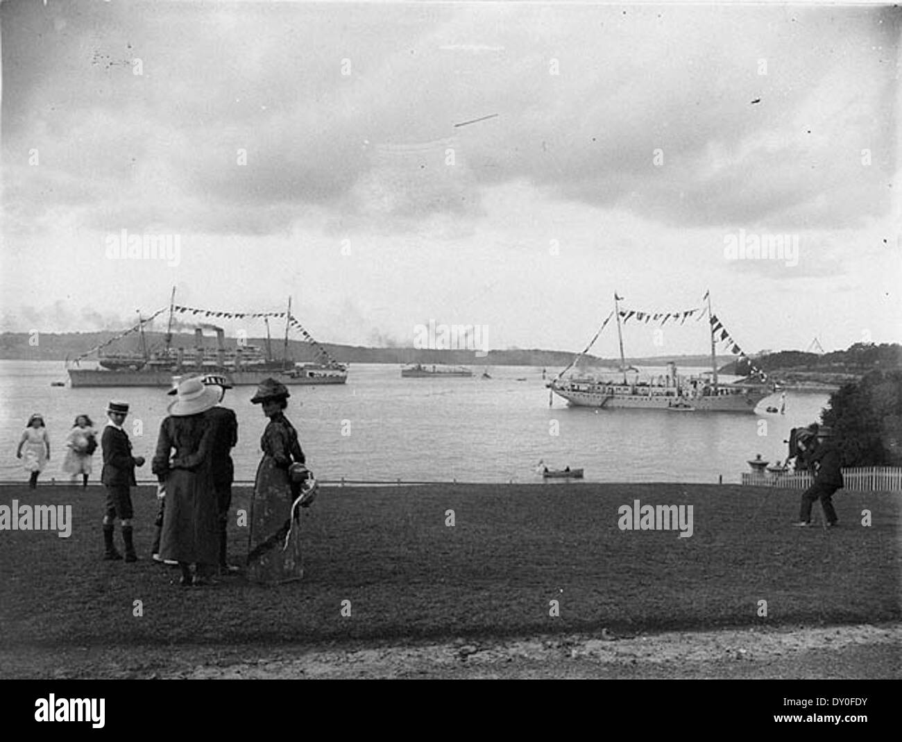 Gli spettatori sul prato del governo House visualizza l'arrivo del primo sito ufficiale della Royal Navy, Sydney, Ott 1913 Foto Stock