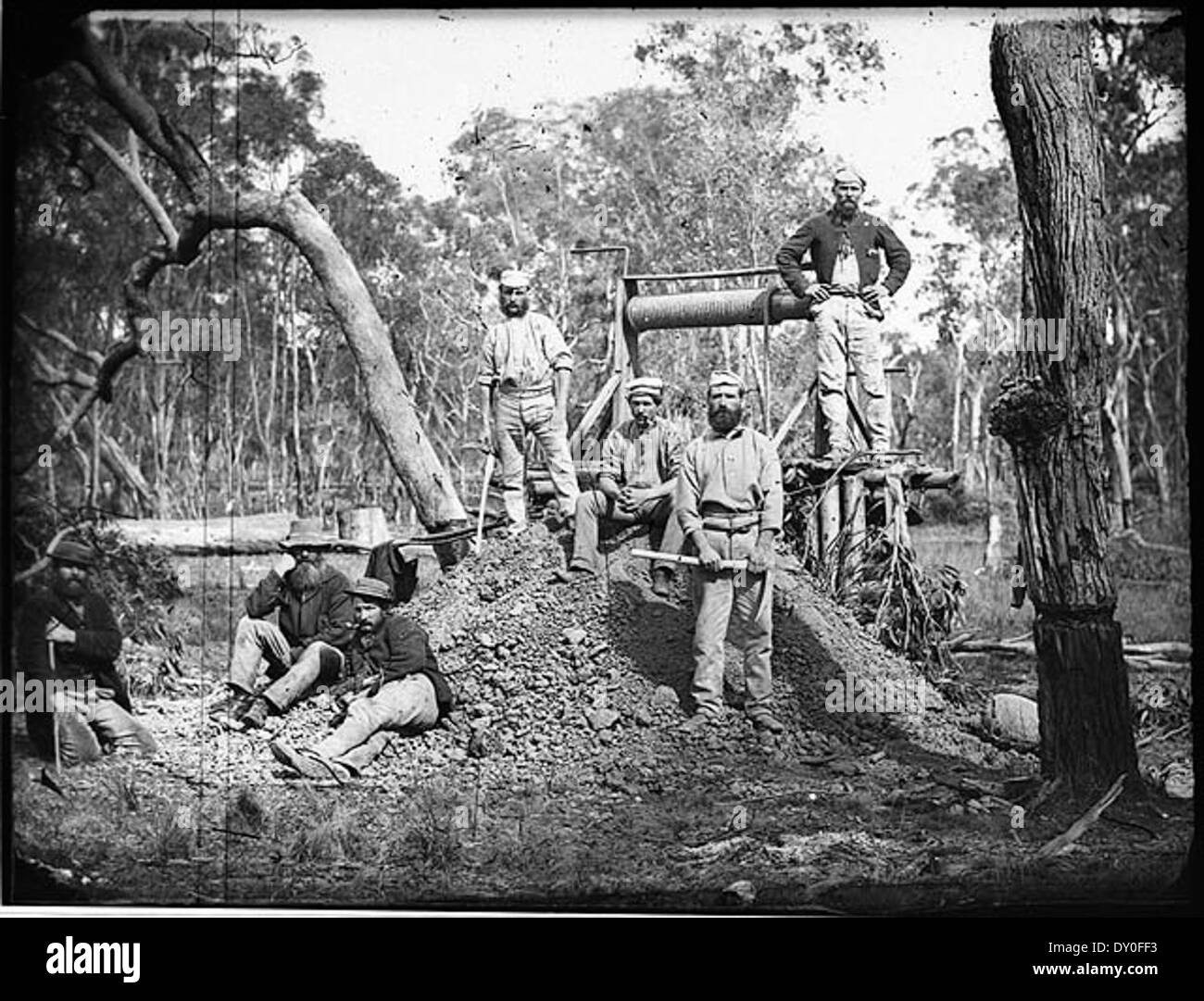 Questa fotografia del 1871-1875 raffigura la miniera d'oro e sette minatori a Gulgong, in Australia, durante la corsa all'oro. Mette in evidenza il duro lavoro e le attrezzature utilizzate nelle miniere d'oro, catturati su un negativo di vetro dalla American & Australasian Photographic Company. Foto Stock