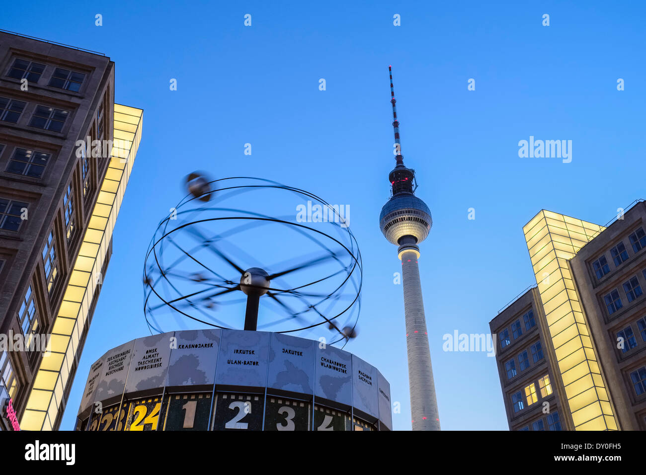 World Time Clock di fronte Fernsehturm torre della TV di Berlino, Germania Foto Stock