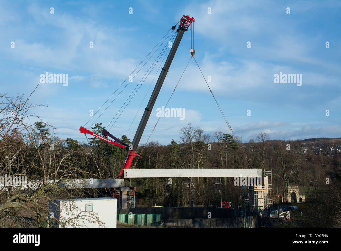 Il sollevamento con gru ponte concreto nella sezione per i nuovi confini tra ferroviaria Edimburgo e Tweedbank in Scozia. Foto Stock