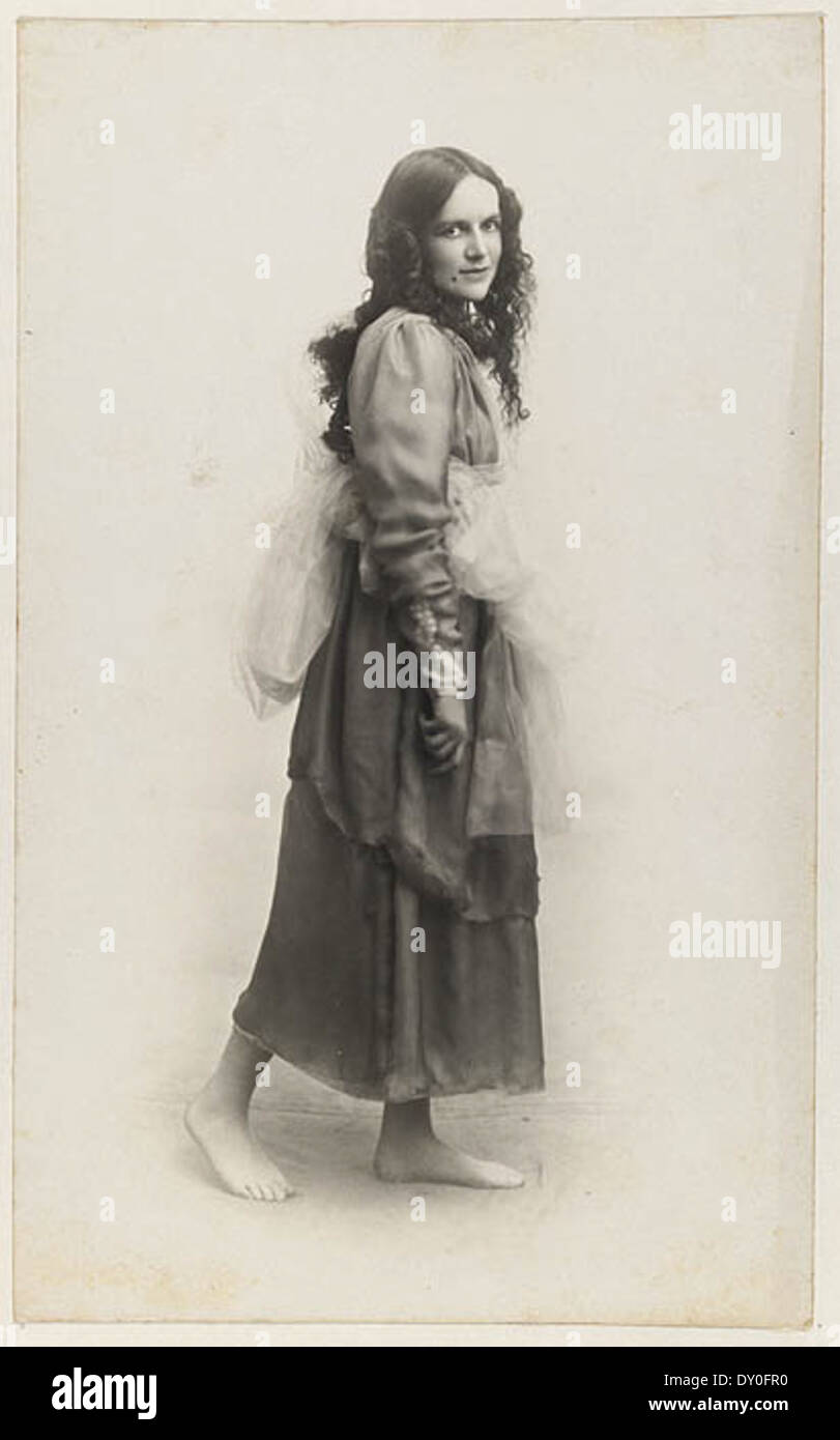 Dorotea Mackellar vestita come una delle grazie per la signora T.H. Kelly's Italian Red Cross Day Tableaux al Palace Theatre, 20 giugno 1918 / Glen Broughton Foto Stock