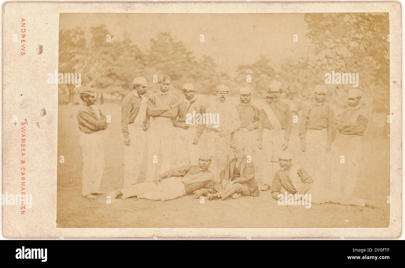 [Ritratto di gruppo di cricketers aborigeni con Lawrence e William Shepherd, in tour, Swansea, 1868] / dal fotografo Andrews di Swansea e Carmarthen, Galles Foto Stock
