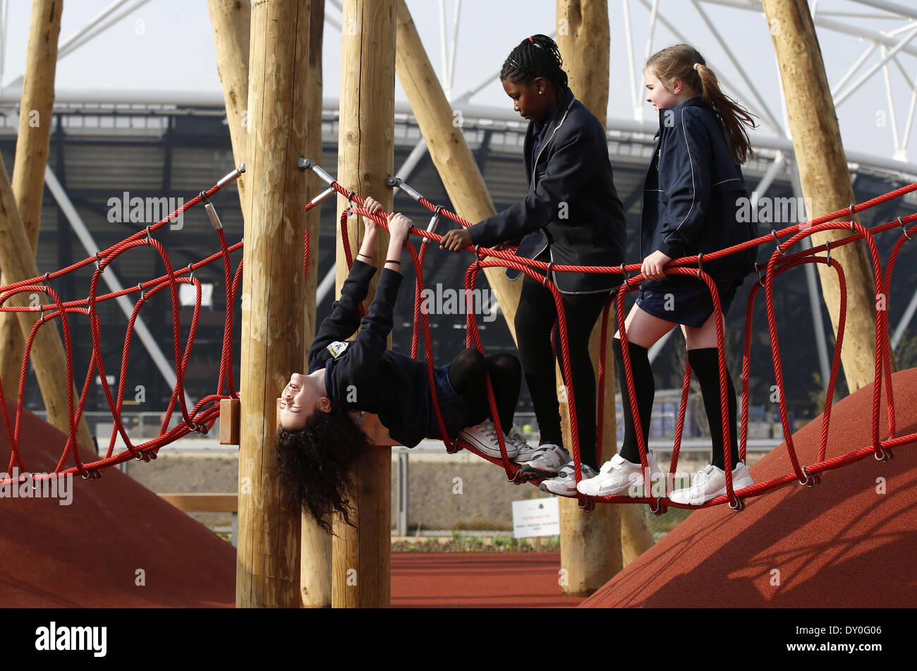 Londra, Regno Unito. 2 Apr 2014. Bambini da Londra Chobham Academy giochi a scuola nelle aree giochi per bambini nel recentemente trasformato a sud di Queen Elizabeth Olympic Park il 2 Aprile 2014 prima che si apre al pubblico il 5 aprile 2014 per la prima volta poiché Giochi Olimpici di Londra 2012. Credito: Wang Lili/Xinhua/Alamy Live News Foto Stock