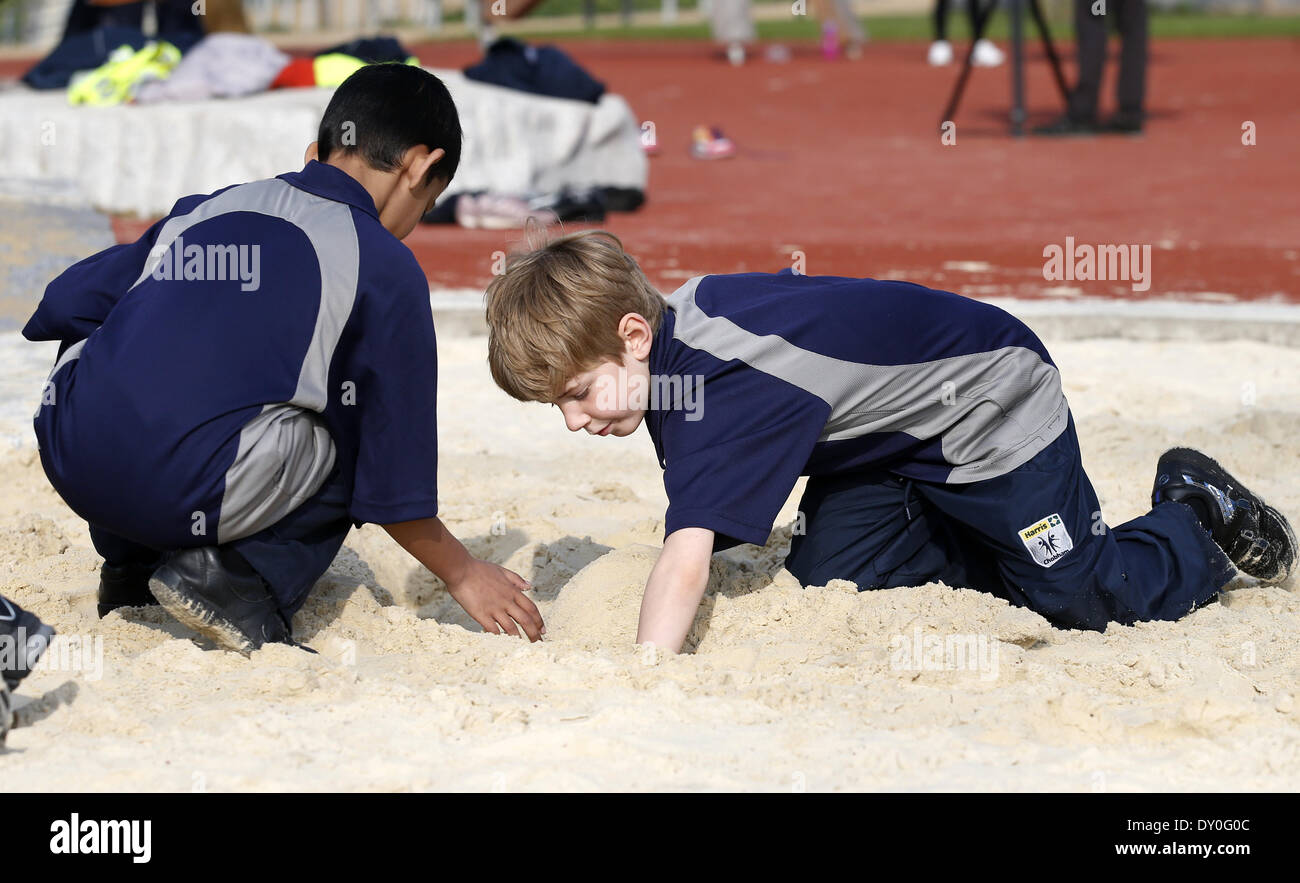 Londra, Regno Unito. 2 Apr 2014. Bambini da Londra Chobham Academy giochi a scuola nelle aree giochi per bambini nel recentemente trasformato a sud di Queen Elizabeth Olympic Park il 2 Aprile 2014 prima che si apre al pubblico il 5 aprile 2014 per la prima volta poiché Giochi Olimpici di Londra 2012. Credito: Wang Lili/Xinhua/Alamy Live News Foto Stock