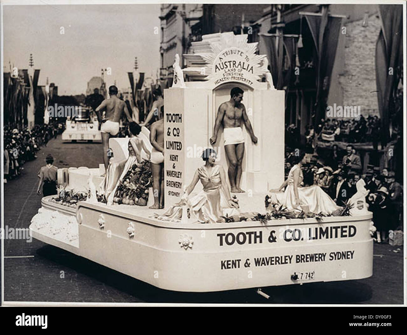 Un float di Tooth and Co. Ltd. Presso l'Australian Sesquicentenary nel 1938. L'evento ha celebrato 150 anni dalla fondazione del primo insediamento europeo in Australia. Foto Stock