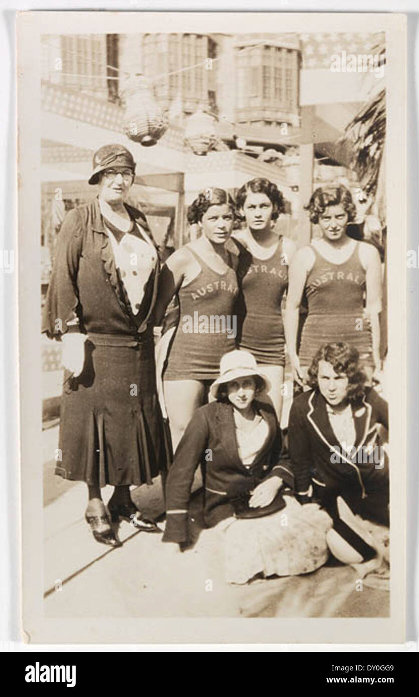 Questa fotografia, scattata alle Olimpiadi di Los Angeles del 1932, mostra la signora Chambers, la chaperone, con gli atleti Bonnie Mealing, Clare Dennis, Frances Bult, Eileen Wearne e Thelma Kench, un velocista neozelandese. L'immagine cattura le atlete che hanno partecipato alle Olimpiadi, mostrando lo spirito della competizione e del lavoro di squadra nella storia olimpica dei primi anni del XX secolo. Foto Stock