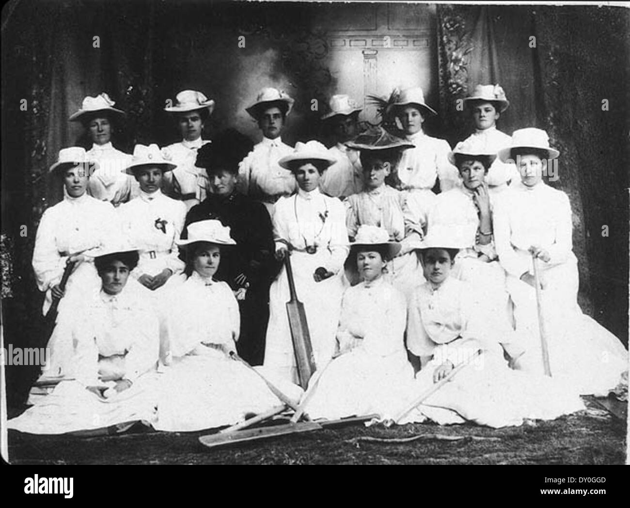 Bega donne squadra di cricket. Il capitano è stata la Signora Evershed (moglie di Dr Evershed) - Bega, NSW, n.d. / Dal fotografo sconosciuto Foto Stock