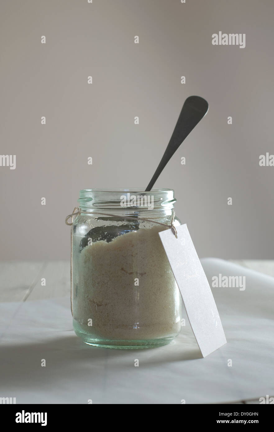 Still Life food immagine di un vasetto di mandorle tritate Foto Stock