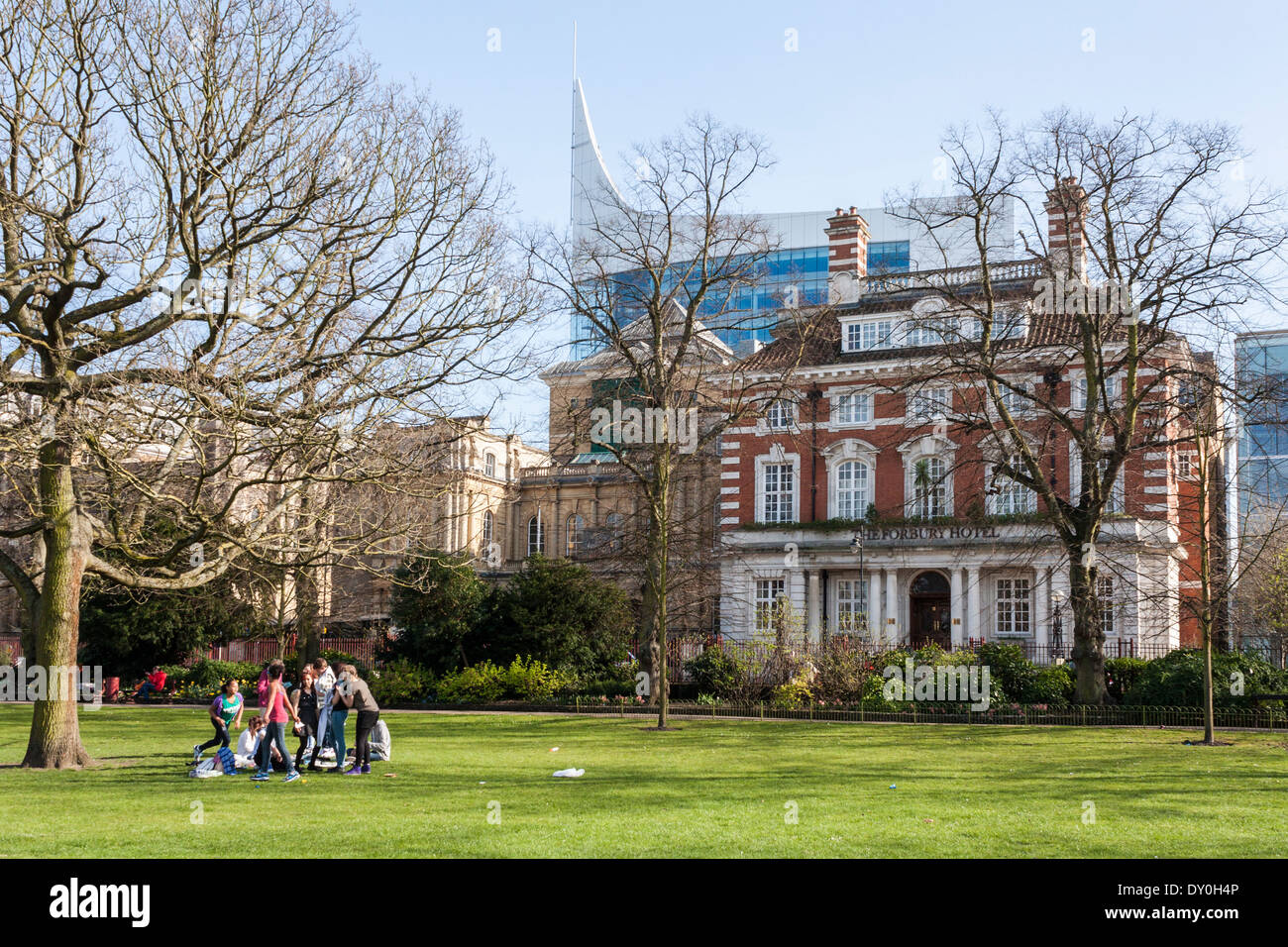 Forbury Hotel e la lama da Forbury Gardens, Reading, Berkshire, Inghilterra, GB, UK. Foto Stock