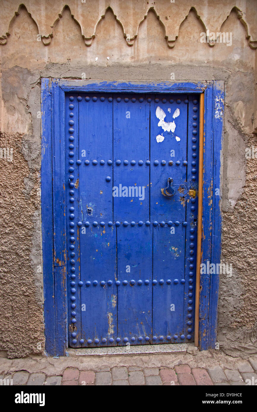 Porta blu con unghia pattern in vicoli di Marrakech, Marocco Foto Stock
