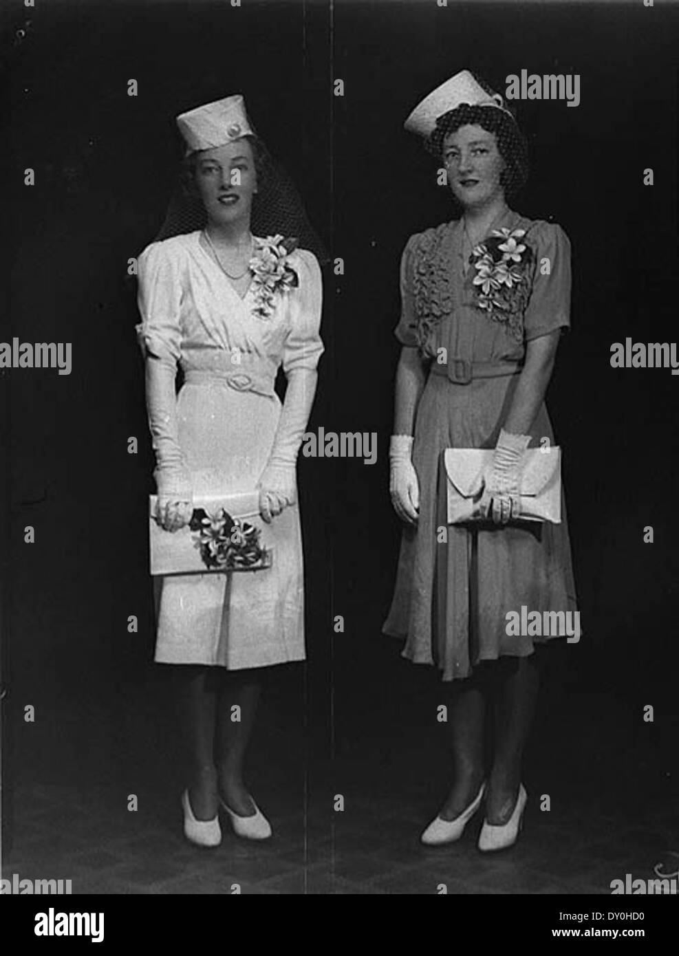 Una fotografia del 1940 scattata da Sam Hood al matrimonio Mills alla Scots' Church di Sydney. L'immagine cattura un momento significativo nella storia sociale di Sydney, mostrando l'abbigliamento tradizionale del matrimonio e il ruolo della chiesa nella vita della comunità. Foto Stock