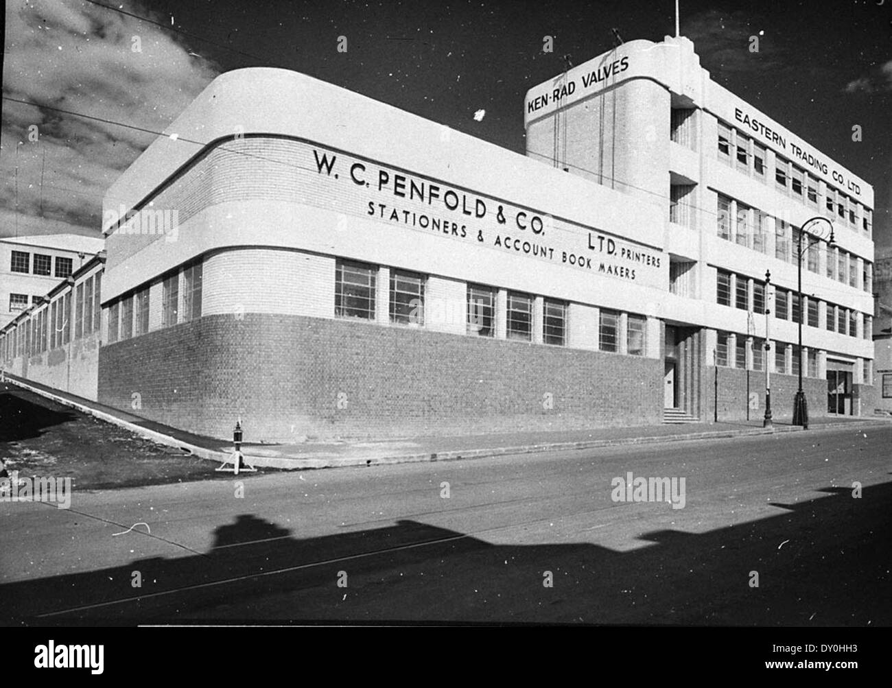 Questa fotografia mostra l'angolo e la facciata anteriore di W.C. Penfold, che ospitava l'edificio della Eastern Trading Co., in seguito sede dell'Opera Australia. L'immagine, scattata nel marzo 1937, cattura un momento nella storia architettonica e culturale di Sydney, con l'edificio in una posizione chiave su Elizabeth Street. Foto Stock