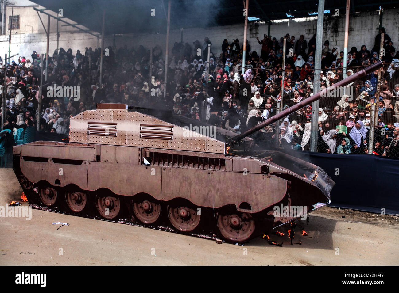 La striscia di Gaza, Territori palestinesi. 2 Apr 2014. Femminile palestinese fedele ad Hamas di praticare la loro abilità militare come essi portano fucili a canna rigata durante una cerimonia di laurea a Gaza City il 2 aprile 2014. Credito: Majdi Fathi/NurPhoto/ZUMAPRESS.com/Alamy Live News Foto Stock