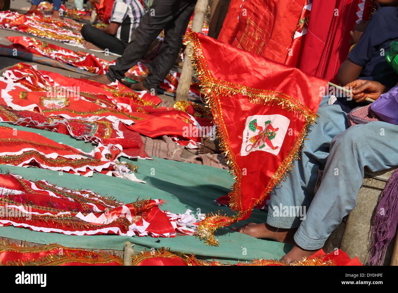 Patna stazione ferroviaria, Patna, Bihar, in India, 02 aprile 2014. Bandiere enorme sulla vendita in Mahavir Mandir davanti a festival indù Ramnavami. Patna piani per celebrare Ramnavami in modo grande on April 08, 2014. Credito: Rupa Ghosh/ Alamy Live News. Foto Stock