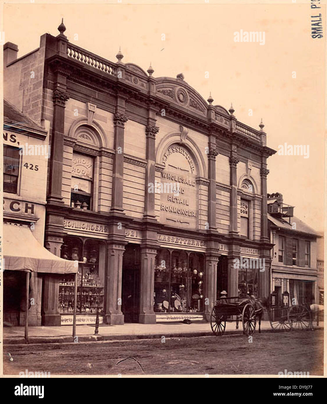 Una foto storica di Lassetter & Co., un negozio di ferramenta all'ingrosso e al dettaglio situato al 421 George Street, Sydney nel 1870. L'immagine mostra il ruolo dell'azienda nel primo panorama commerciale di Sydney. Foto Stock