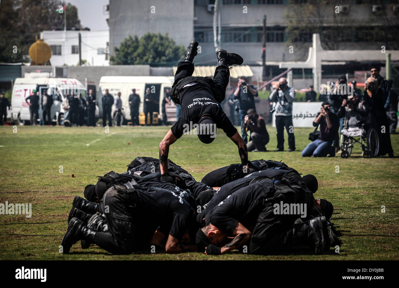 La striscia di Gaza, Territori palestinesi. 2 Apr 2014. Femminile palestinese fedele ad Hamas di praticare la loro abilità militare come essi portano fucili a canna rigata durante una cerimonia di laurea a Gaza City il 2 aprile 2014. Credito: Majdi Fathi/NurPhoto/ZUMAPRESS.com/Alamy Live News Foto Stock