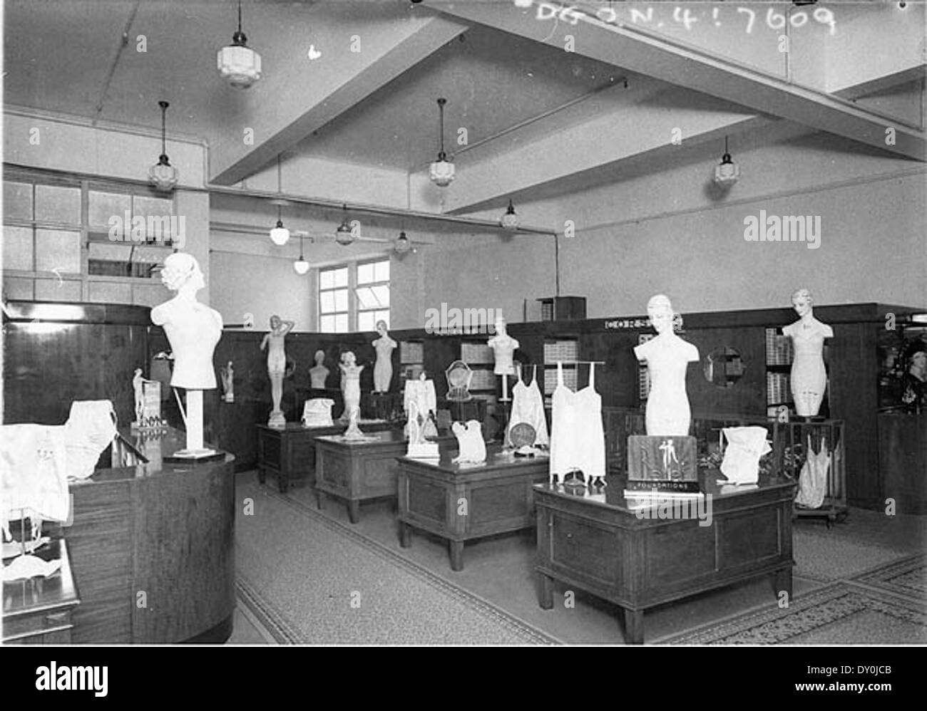 Questa fotografia mostra l'interno del negozio di corsetti di Snow a Pitt Street, Sydney, nel 1938. Mette in risalto Berlei Foundations, una famosa marca di intimi da donna all'epoca. Foto Stock