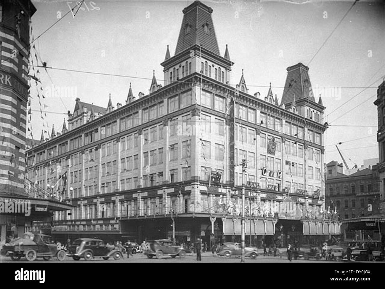 Questa fotografia del Natale 1936 cattura Liverpool Street a Sydney, con due grandi magazzini Mark Foy. Riflette la stagione festiva e la cultura storica dello shopping a Sydney. Foto Stock