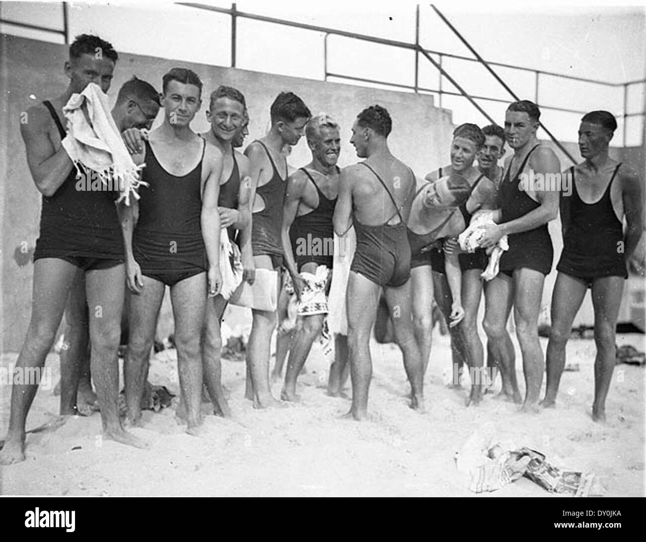 Giovane maschio surfers ("pier club mob') tease alf "esca" gould circa il suo backless costume da bagno (un dono dalla sua fidanzata), la spiaggia di bondi, 10 ottobre 1932, dalla cappa di SAM Foto Stock