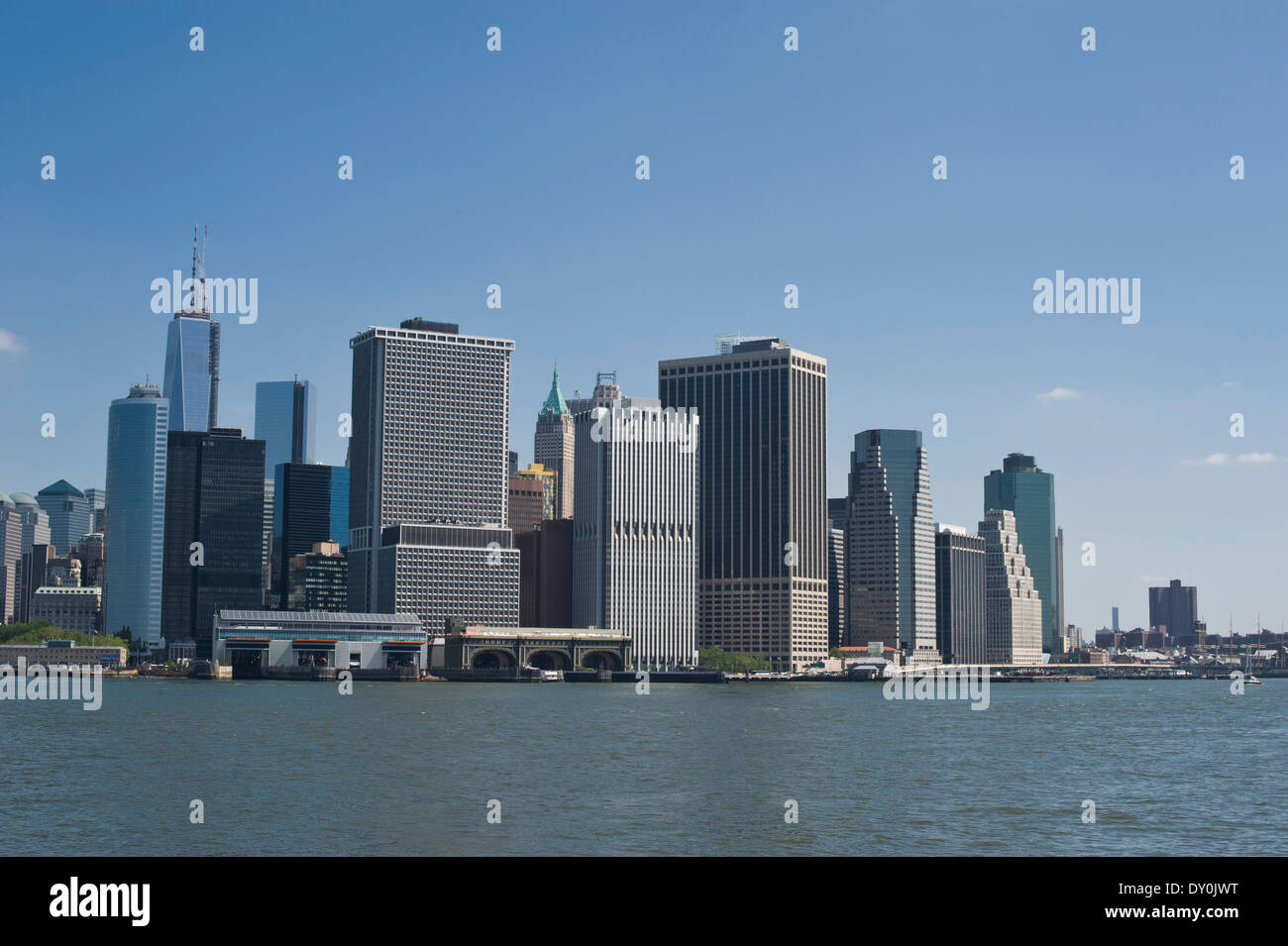 La città di New York skyline di Manhattan inferiore, come si vede dal Governors Island. Foto Stock