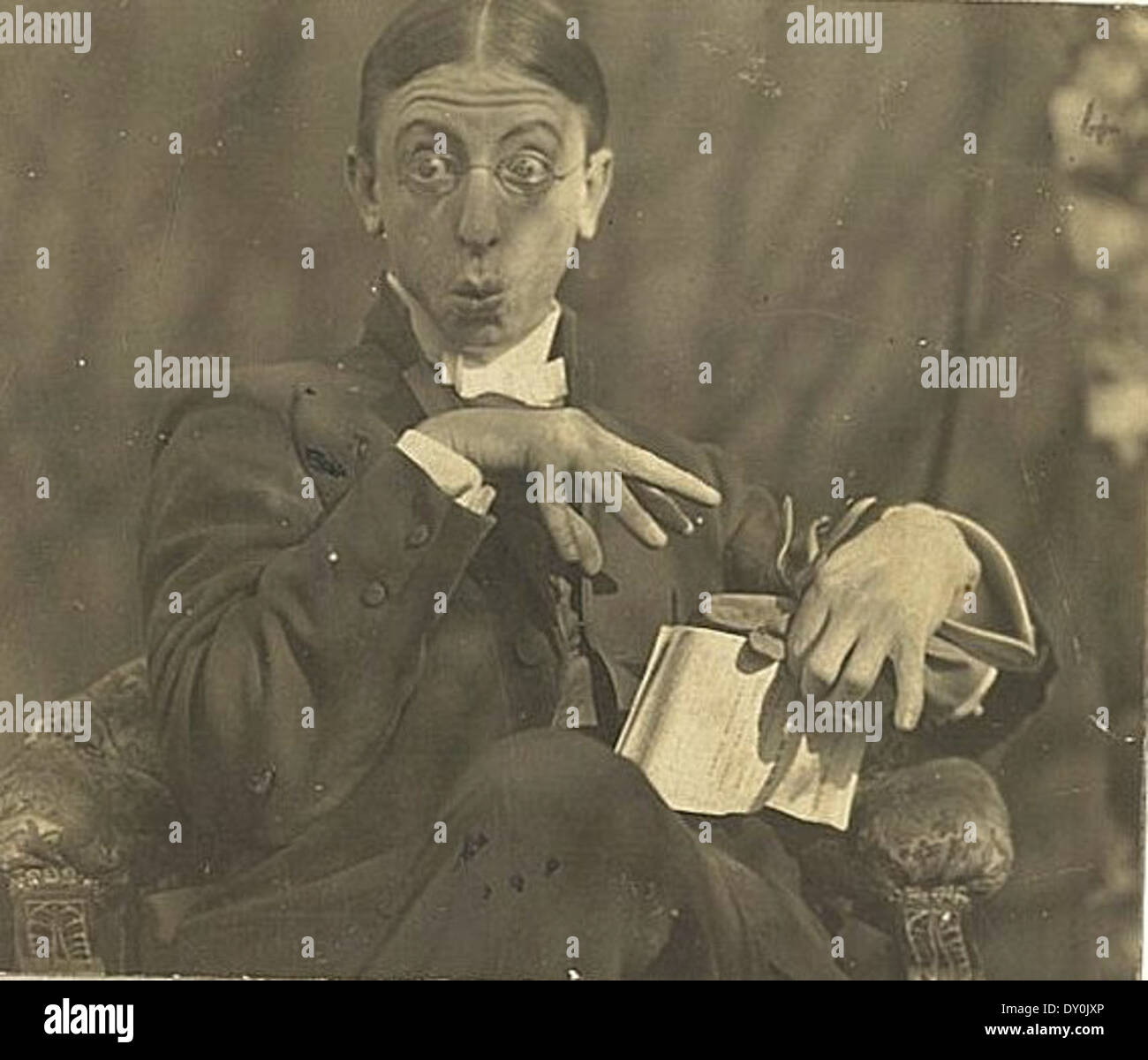 Una fotografia di C.J. Dennis, un famoso poeta australiano, giornalista e fumetto dei primi anni del XX secolo, che cattura la sua personalità e essenza in un ritratto dei primi anni '1900. Foto Stock