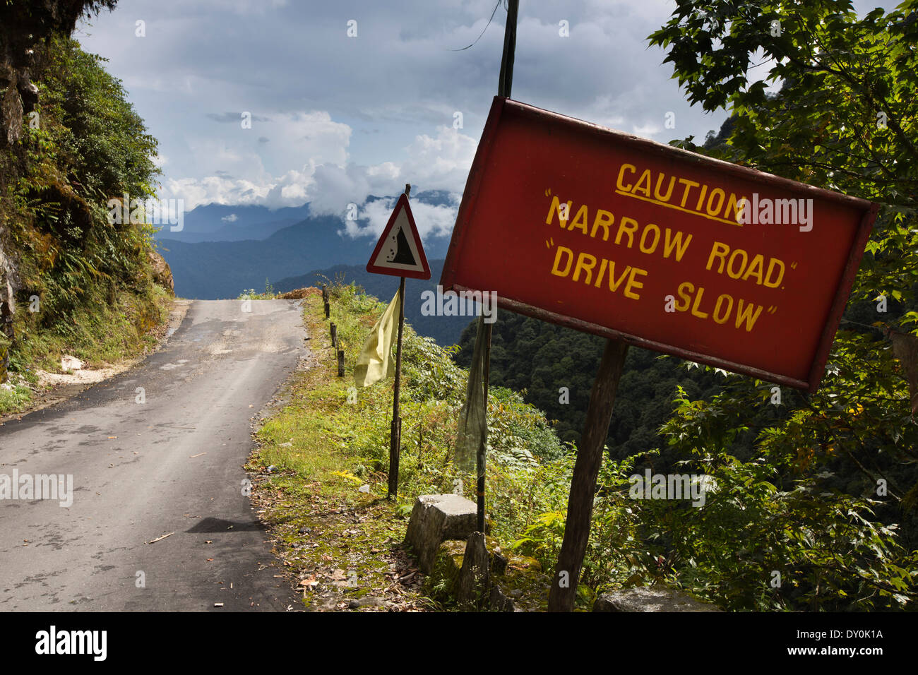 Il Bhutan, Bhutan, Brak Namling, Bhutan la strada più selvaggia, la stretta strada cartelli di avvertimento Foto Stock