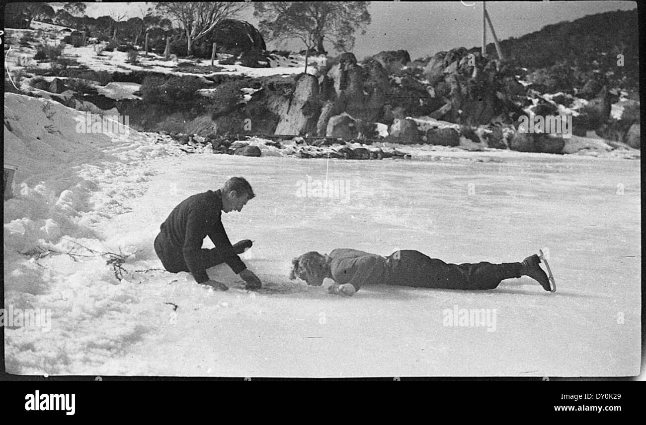 I pattinatori acqua potabile da un foro praticato nel ghiaccio, nei pressi del Monte Koscuisko, c. 1926 da Albert James Perier Foto Stock