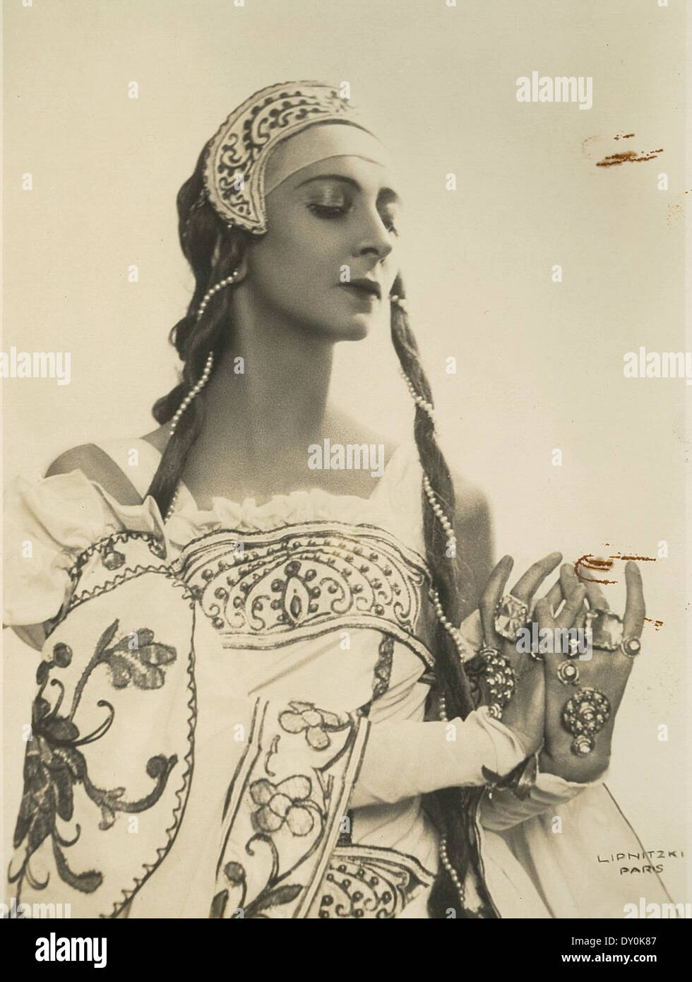 Olga Spessiva nel principe Igor costume, ca. 1934 / Studio Lipnitzki, 109 Fg St Honore. Parigi Foto Stock