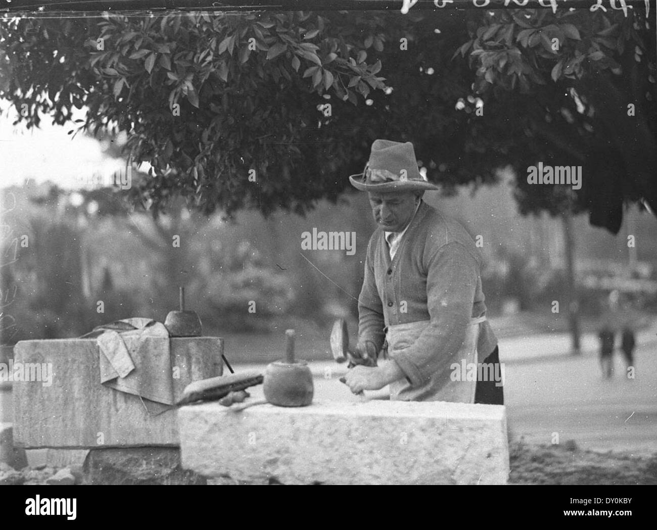 Tagliapietra al lavoro sulla parete del parco a Hyde Park, 11 luglio 1937, da Ted Hood Foto Stock