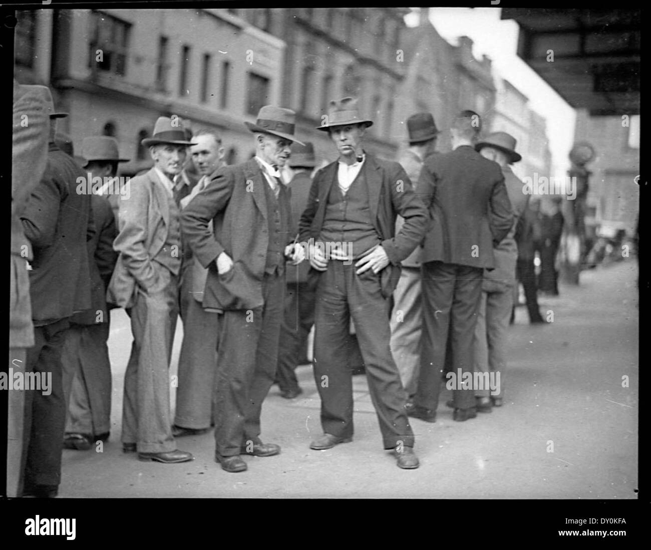 Disoccupati falegnami in Phillip Street aspettare di sentire di successo per il richiedente di una posizione, 17 giugno 1935, dalla cappa di Sam Foto Stock