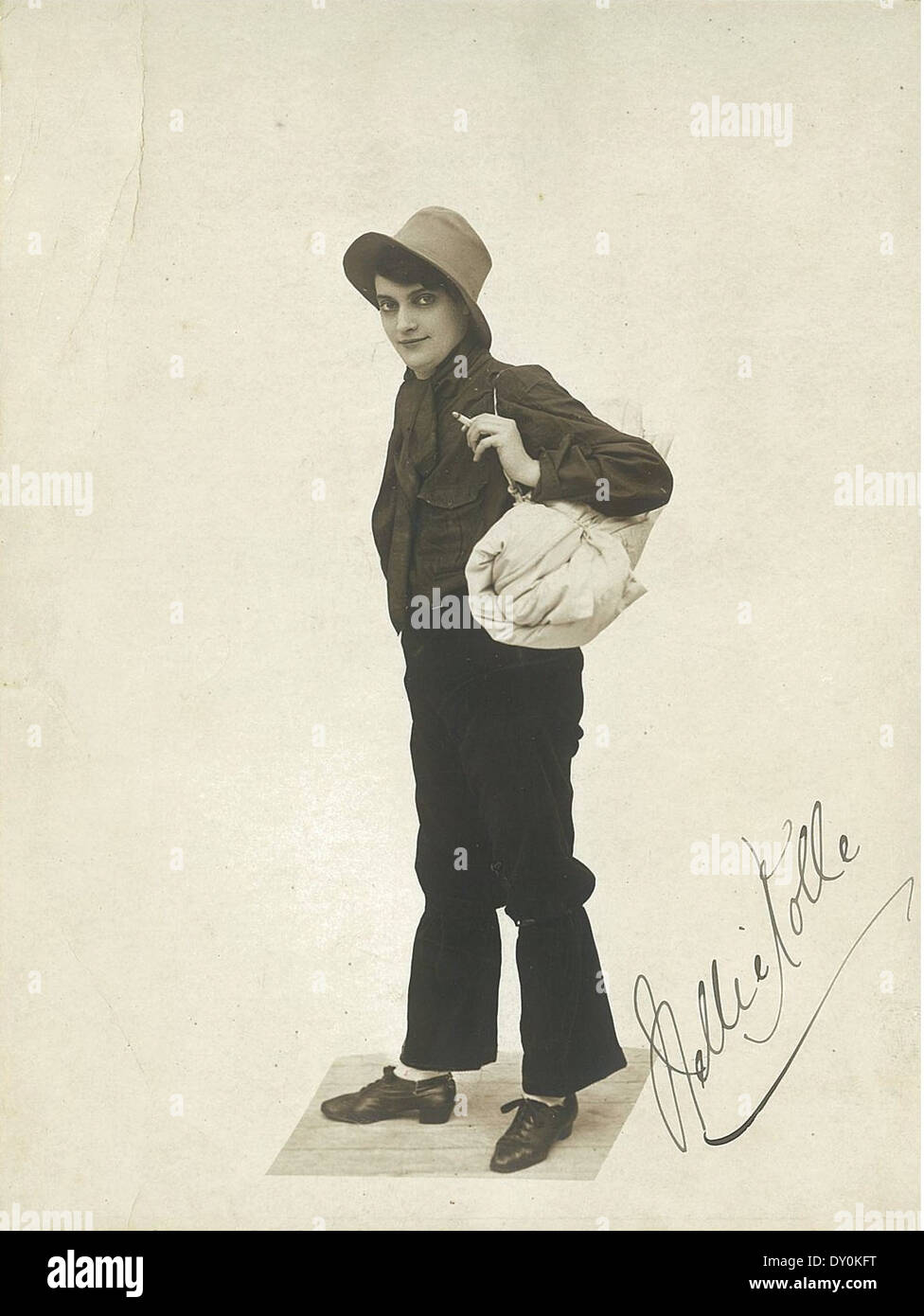 Nellie Kolle, ritratta come una swaggie (una lavoratrice australiana itinerante), in una foto scattata prima del 1924. Questa immagine rappresenta il vaudeville australiano dell'inizio del XX secolo e le esibizioni di cross-dressing. Foto Stock