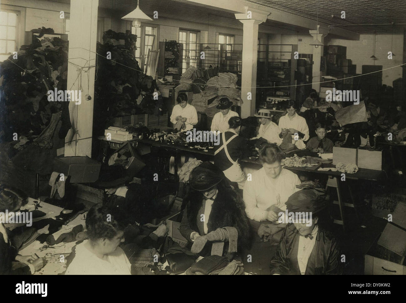 Questa fotografia del 1917 di G. A. Hills raffigura una sezione del War Chest Depot di Sydney, dove i volontari si sono riuniti per il "Sock Appeal". La campagna mirava a fornire ai soldati calzini essenziali durante la prima guerra mondiale Foto Stock