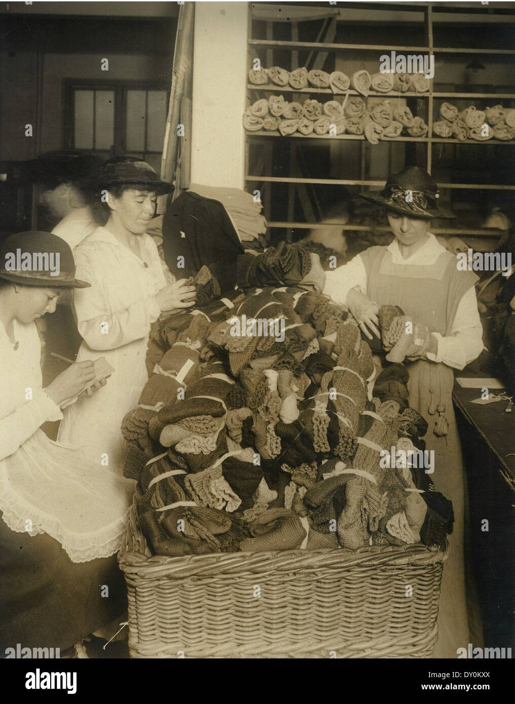 In questa foto del maggio 1917, le donne di Sydney sono viste radunare e ispezionare calze per l'appello del torace di guerra, uno sforzo volontario durante la prima guerra mondiale volto a fornire comfort ai soldati. La fotografia di G.A. Hills cattura un momento chiave del fronte nazionale australiano durante la guerra. Foto Stock