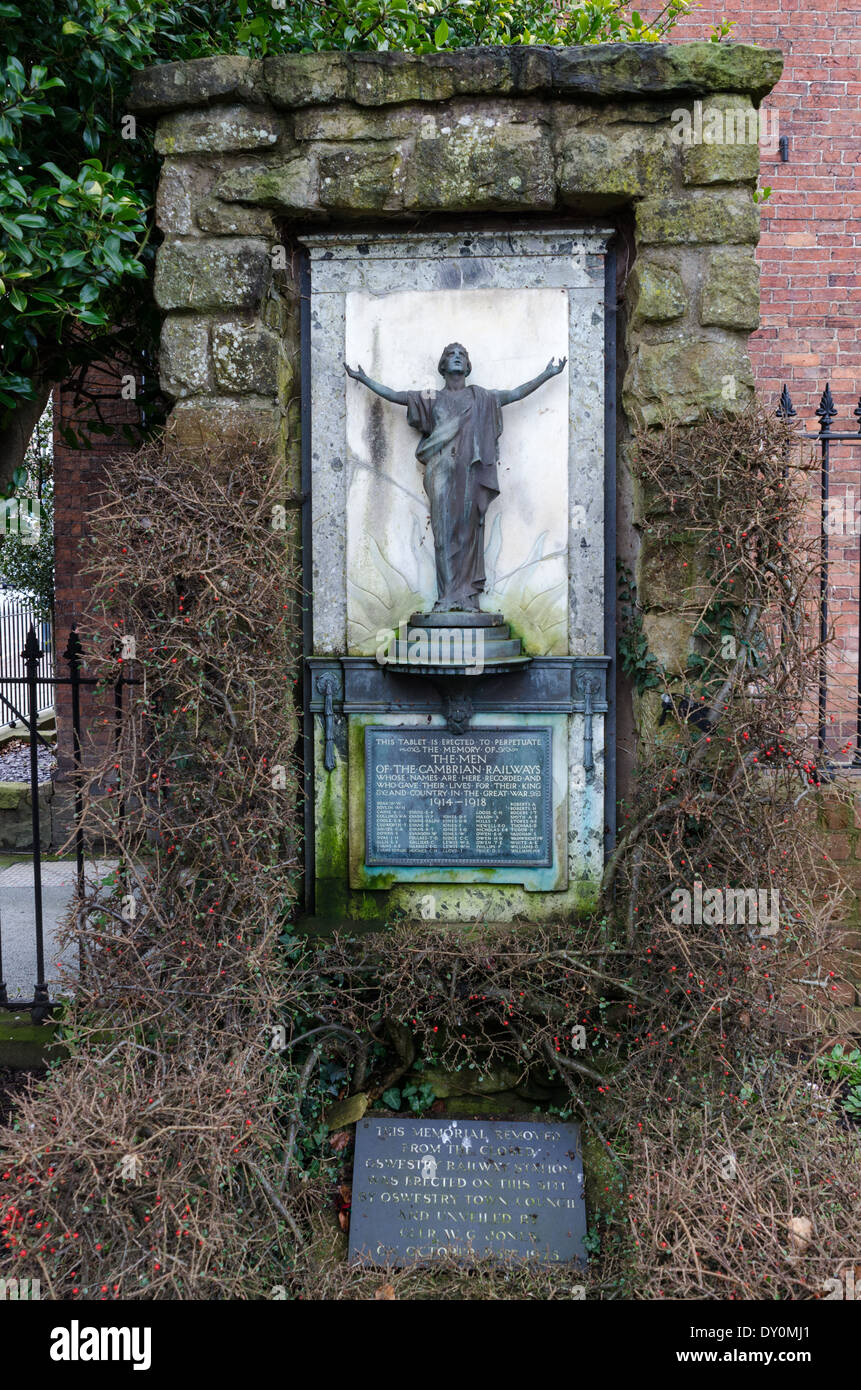 Memoriale di guerra in Cae Glas Park, Oswestry per gli uomini del Cambriano Railway che hanno perso la vita nella Prima Guerra Mondiale Foto Stock