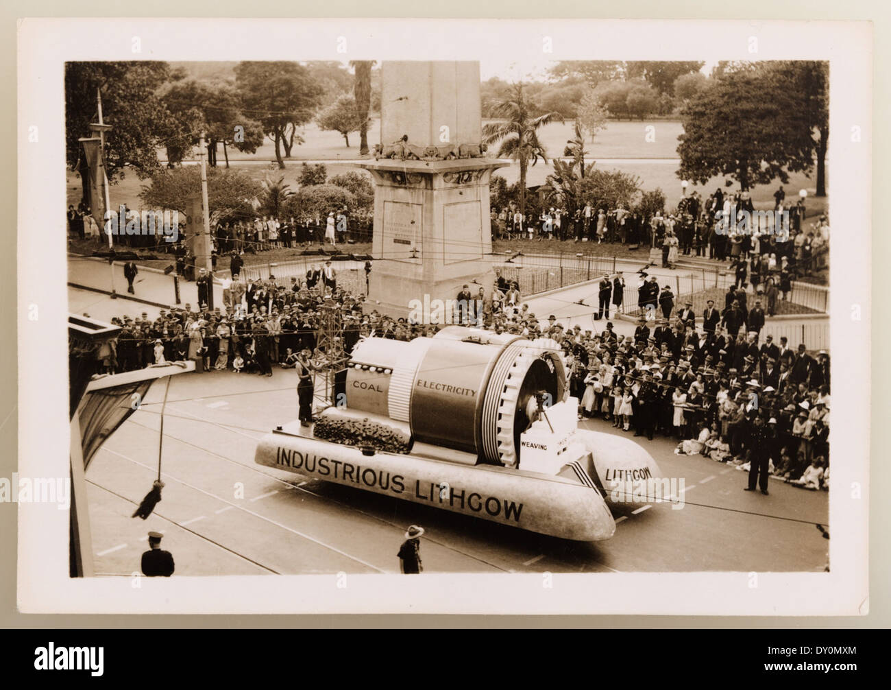 Industriosa Lithgow [galleggiante] dal centocinquantesimo anniversario produttori' Parade, Sydney, 1938 Foto Stock