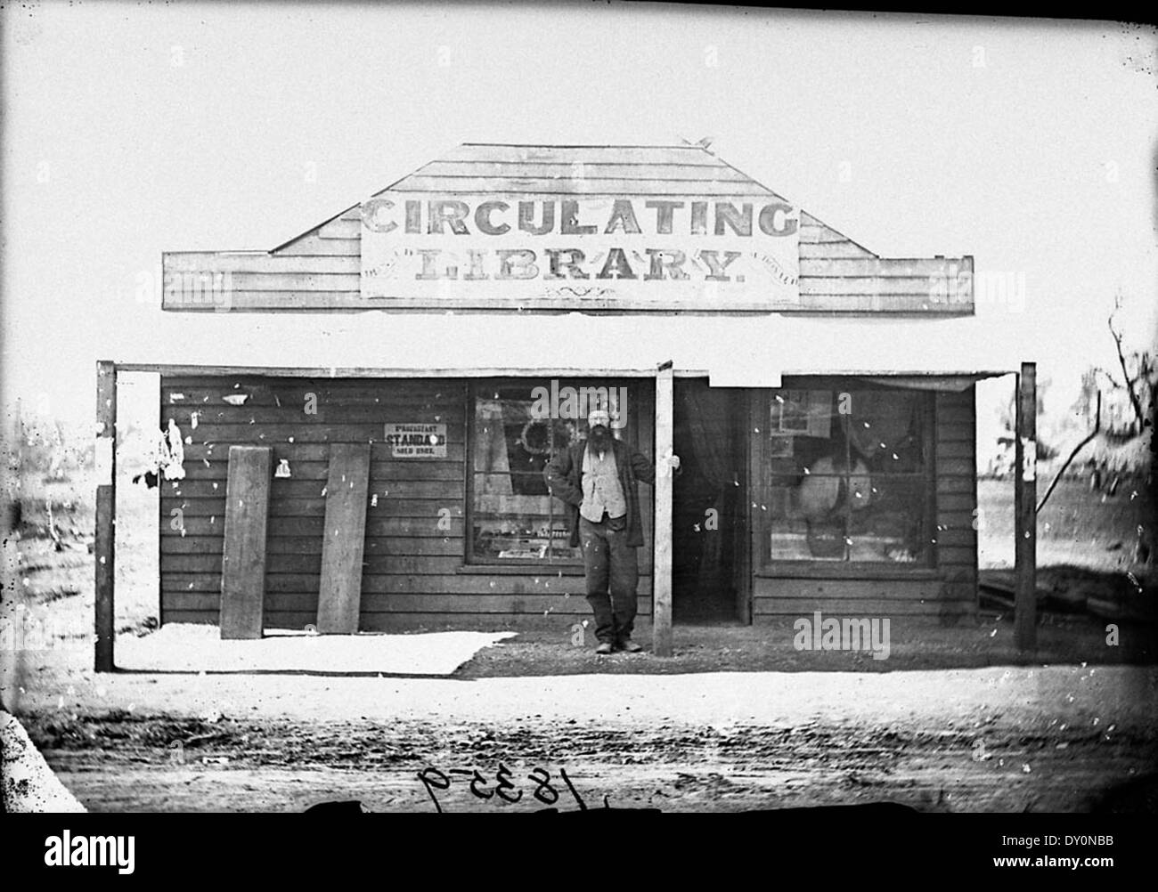 Donald McDonald, cartolaio, e la sua biblioteca circolante, Gulgong, 1870-1875, American & Australasian società di prodotti fotografici Foto Stock