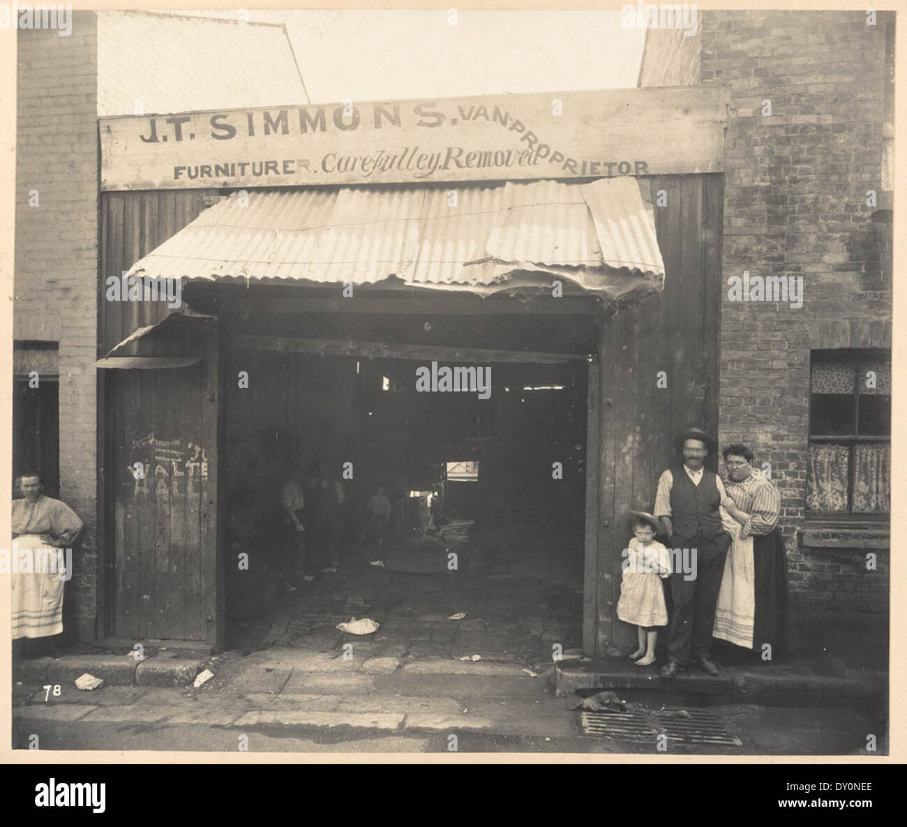Stalle in Stephen-Street, sul retro di No. 26 Wexford-Street da viste prese durante le operazioni di pulizia, zona di quarantena, Sydney, 1900, Vol. II / sotto la supervisione di George McCredie, F.I.A., N.S.W. fotografato da John Degotardi Jr. Foto Stock