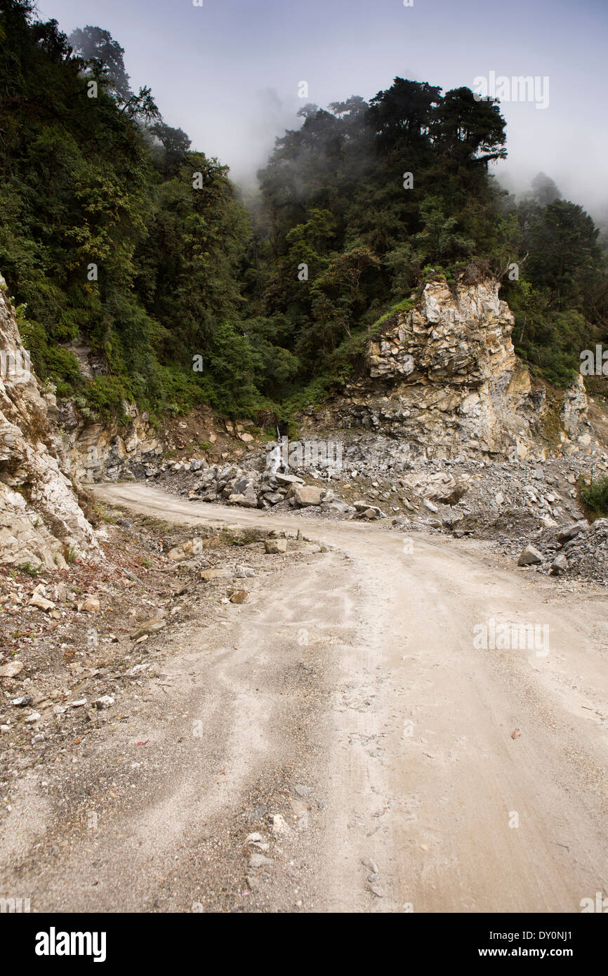 Il Bhutan, Shongar, Brak Namling, Bhutan più selvagge della strada e in cattivo stato da frana in direzione est-ovest autostrada a Mongar Foto Stock