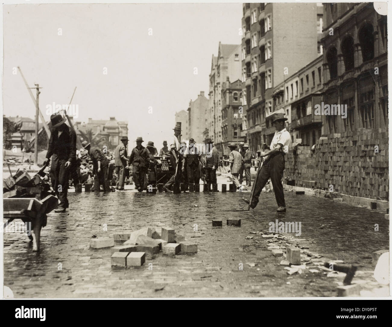 Bloccare Macquarie Street con tavolette di legno e catrame, opposta libreria Mitchell, 10 ottobre 1925 / fotografia dal quotidiano del lavoro Foto Stock